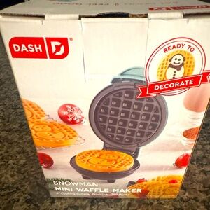 NEW! Dash snowman waffle maker